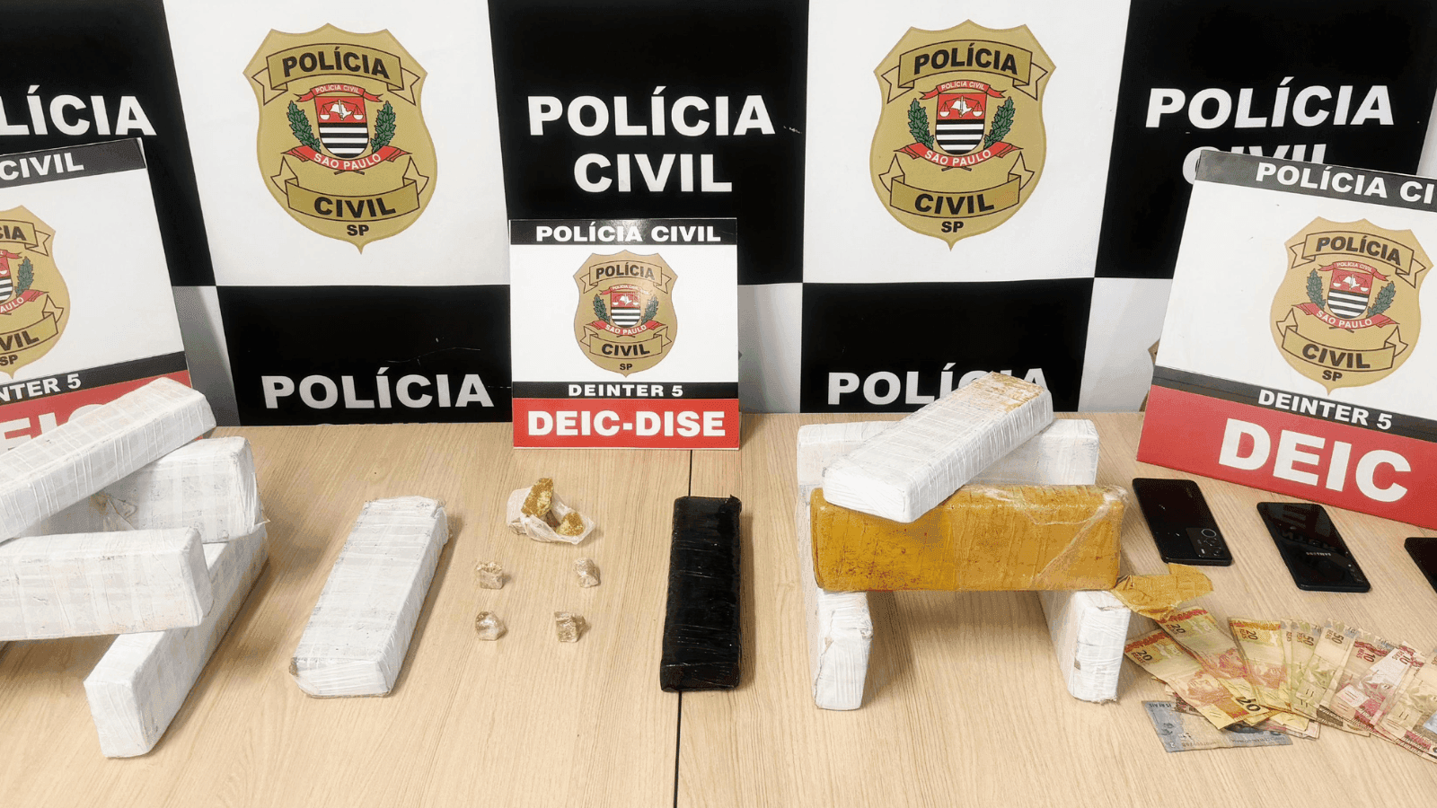 Foram apreendidos dinheiro e entorpecentes que seriam distribuídos