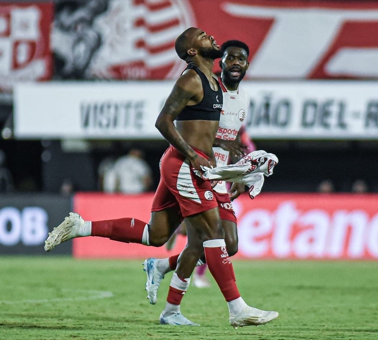 Náutico celebra vitória fora de casa contra o Athletic, pela Série B