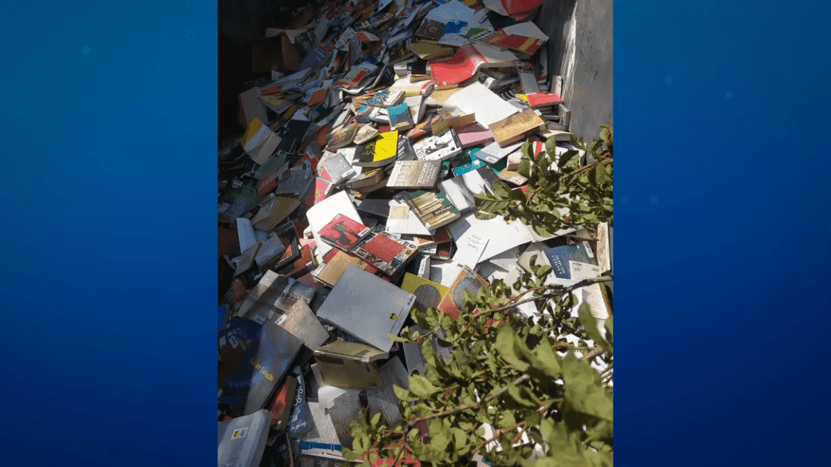 Prefeitura de Osasco joga no lixo livros de biblioteca municipal