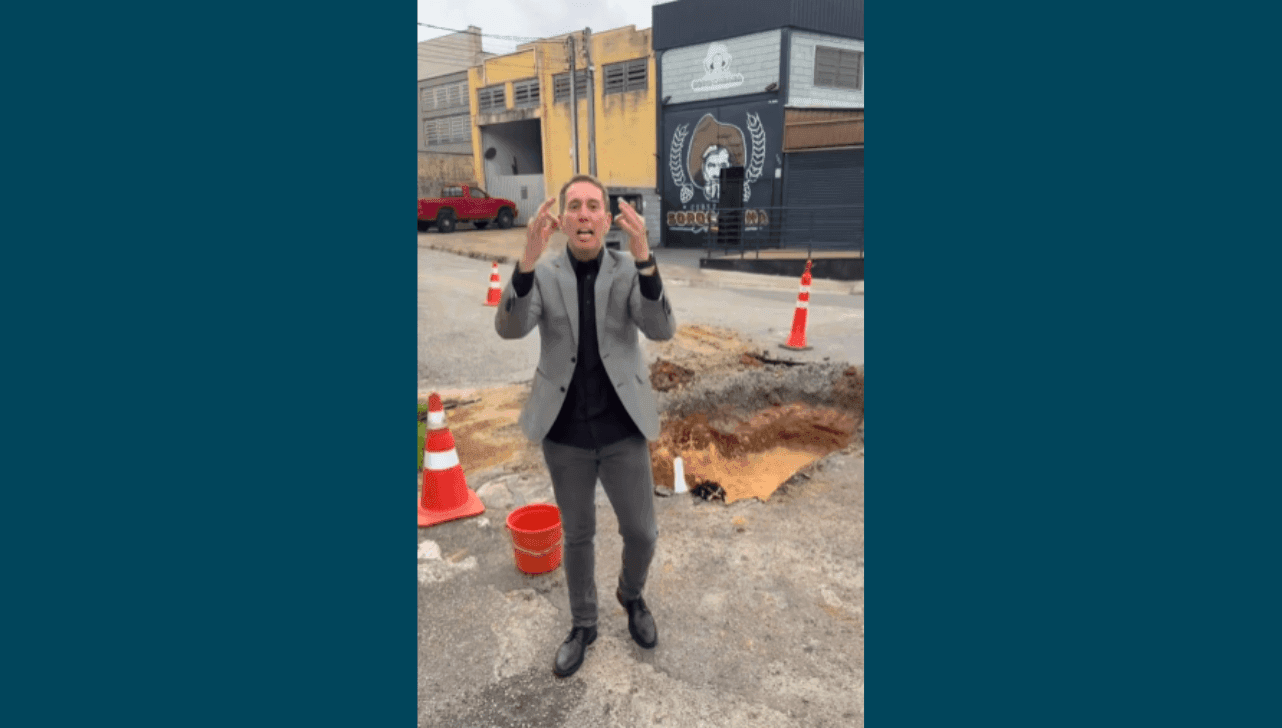 Vídeo mostra prefeito diante de buraco ao anunciar ações de zeladoria
