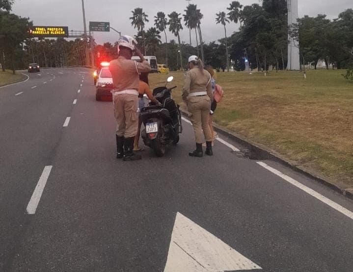 Duas mulheres invadiram a pista do Aterro do Flamengo interditada