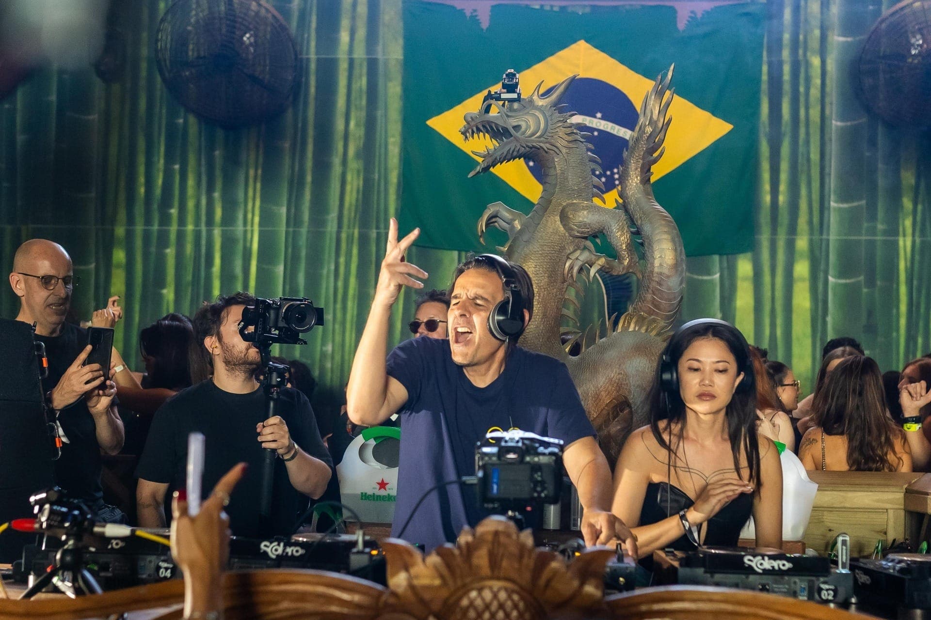Noite lendária na pista: Eli Iwasa e Laurent Garnier fazem história em B2B no Warung Beach Club