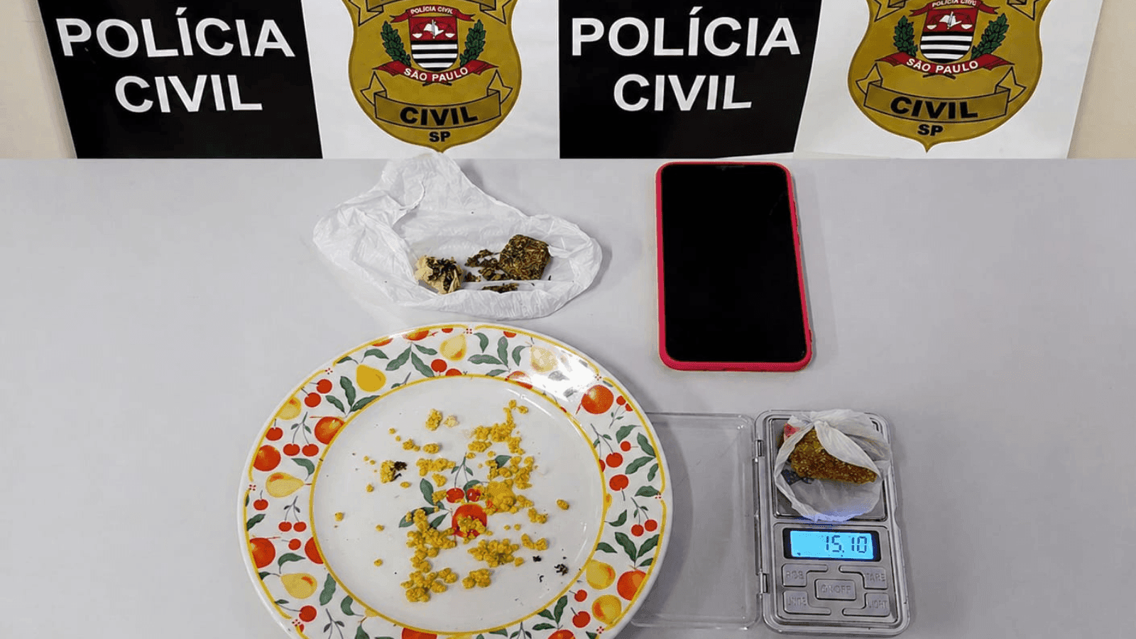 Os policiais apreenderam porções de crack e maconha