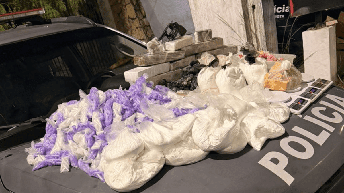 Polícia Militar apreende 19,6 kg de drogas e arma em Roseira