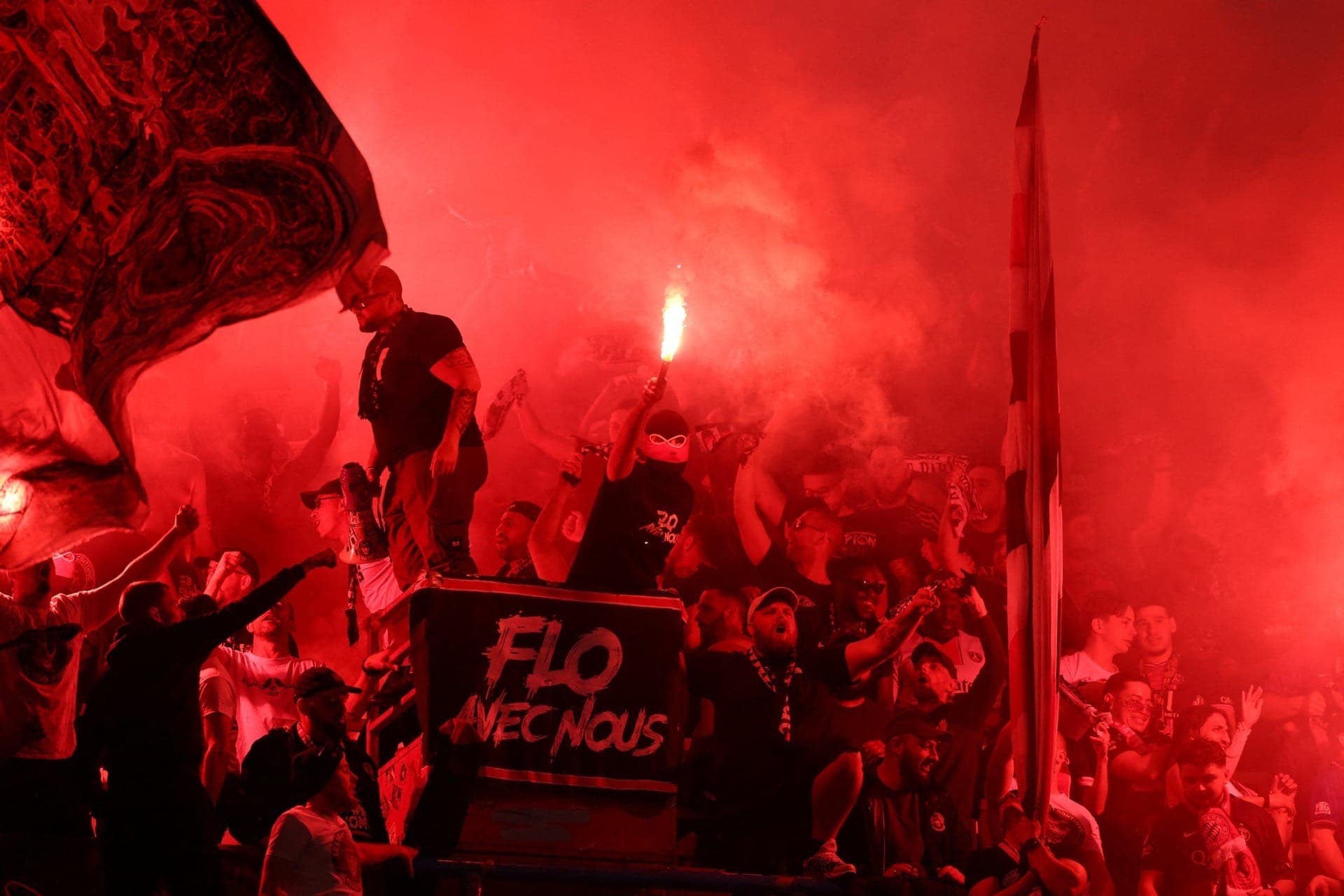 Torcida do PSG no jogo contra Bayern de Munique