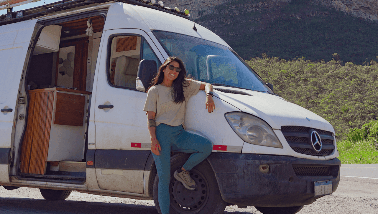Vanessa Lourenço, a Van da van, ao lado do motorhome durante parada na estrada em sua travessia solo pelas Américas