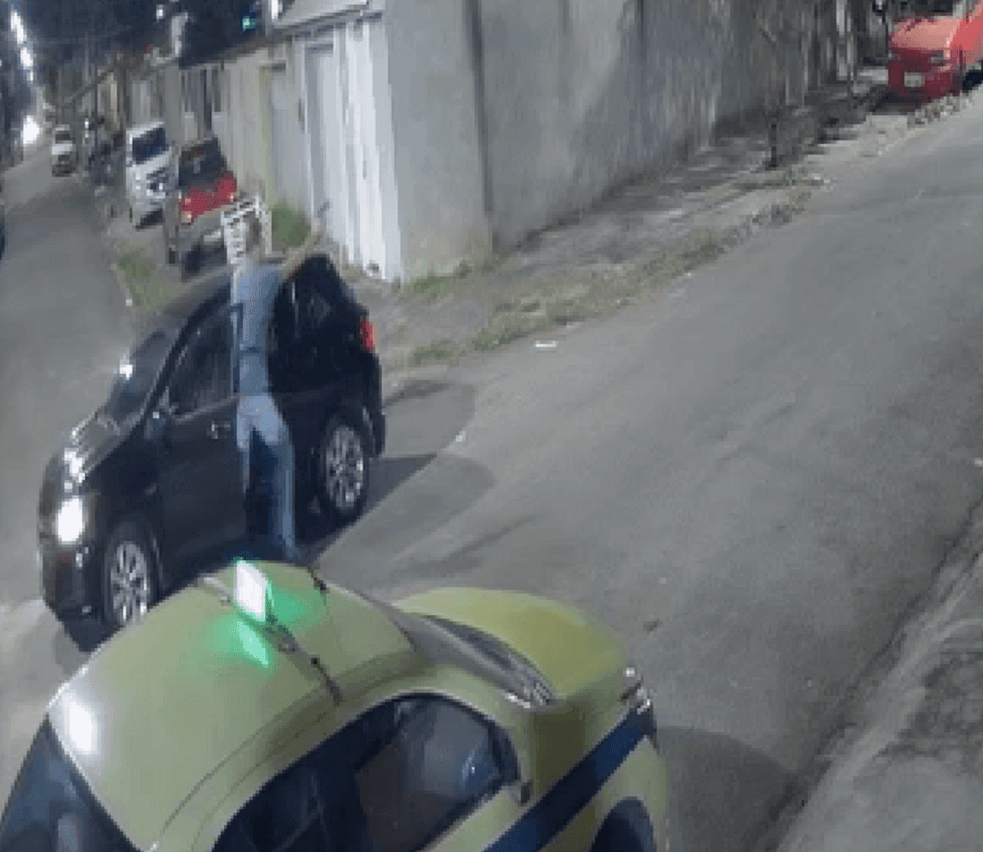 Câmera flagra momento que o motorista saca a arma e dispara na direção da vítima