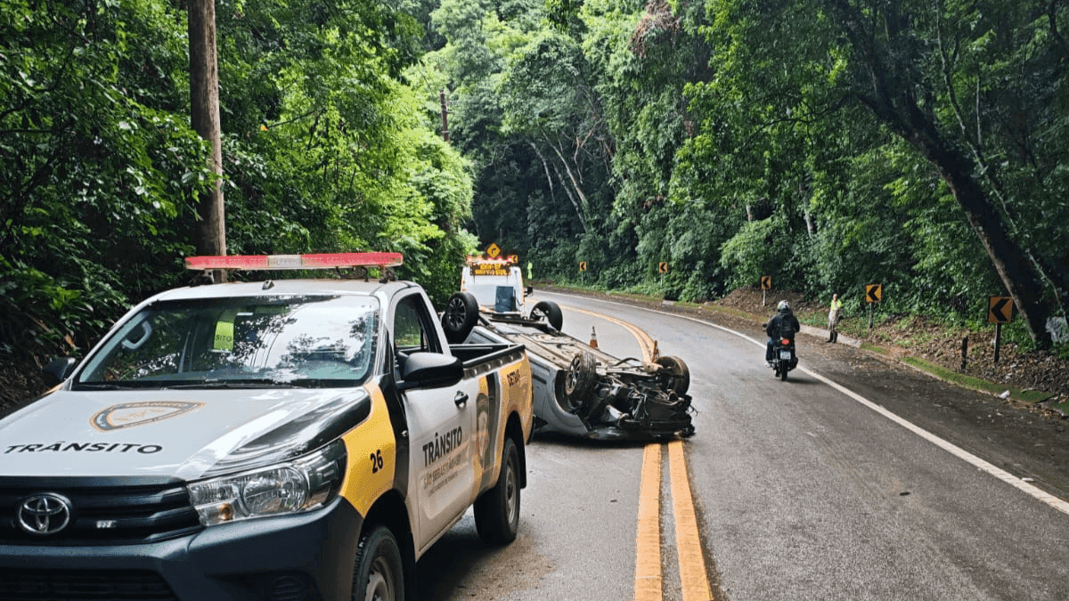 Carro capota e provoca interdição parcial na Rio-Santos em São Sebastião