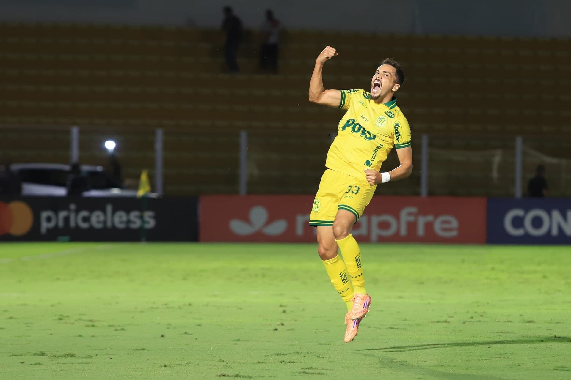 Eduardo, do Mirassol, comemora após marcar pela Copa Libertadores