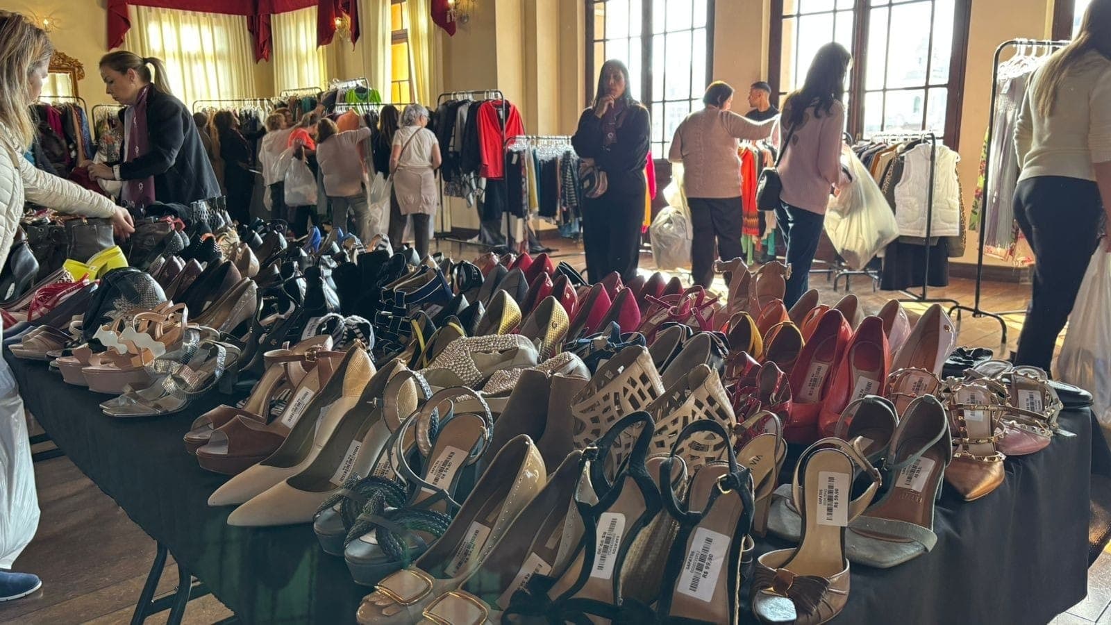 O Grand Bazar terá peças a partir de R$14,90 e será neste domingo (3), no Palácio Garibaldi. Toda a renda será revertida para a modernização do setor materno infantil do HC.