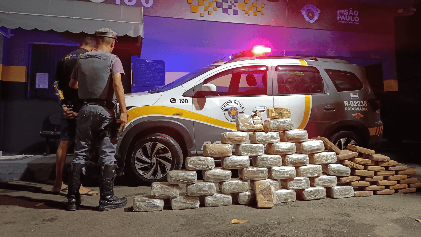 A droga estava escondida em meio caixas de transporte de frutas