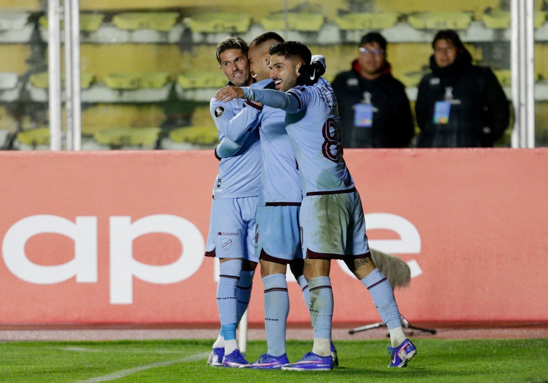 Bolívar comemora contra o Fluminense