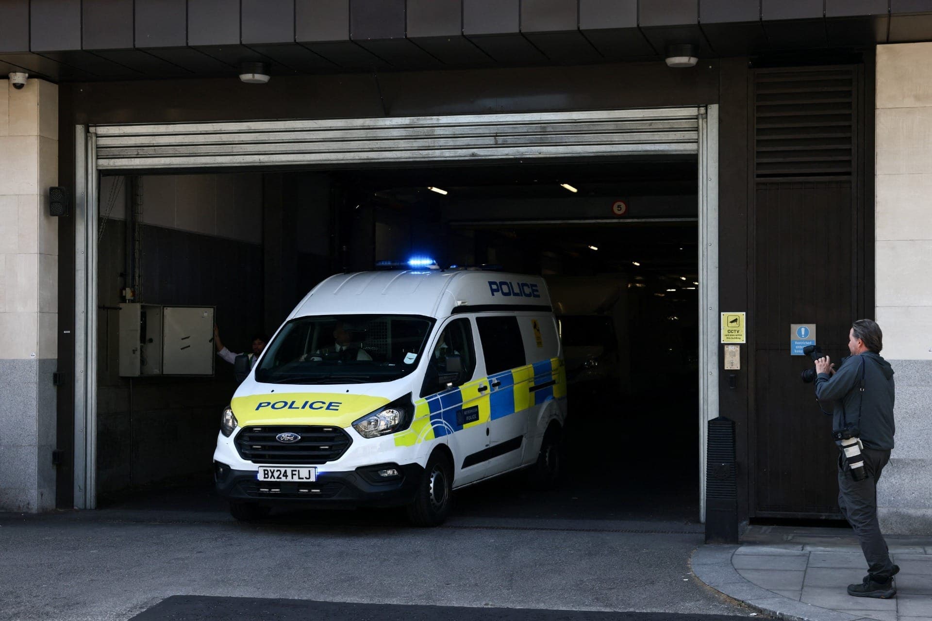 Carro da polícia leva homem que esfaqueou judeus em Londres para tribunal