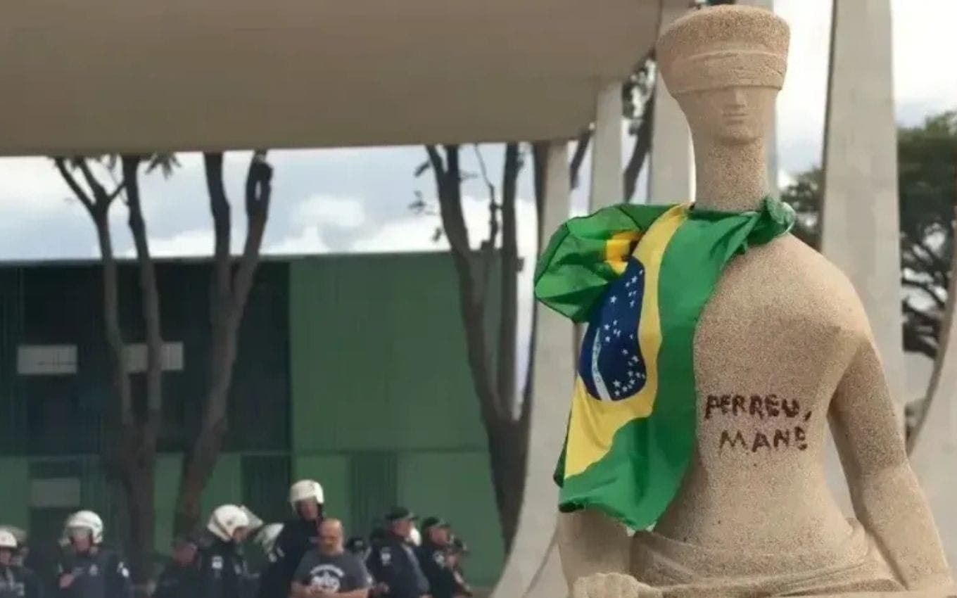 Estátua da Justiça, em frente ao STF, pichada nos atos golpistas de 8 de janeiro