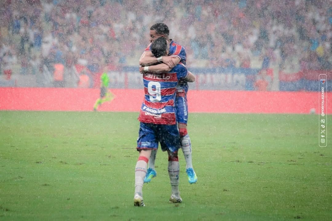 Jogadores do Fortaleza comemoram gol no Castelão