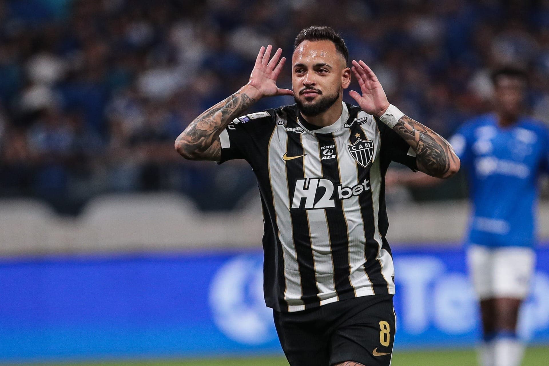 Maycon celebra gol do Atlético-MG contra o Cruzeiro