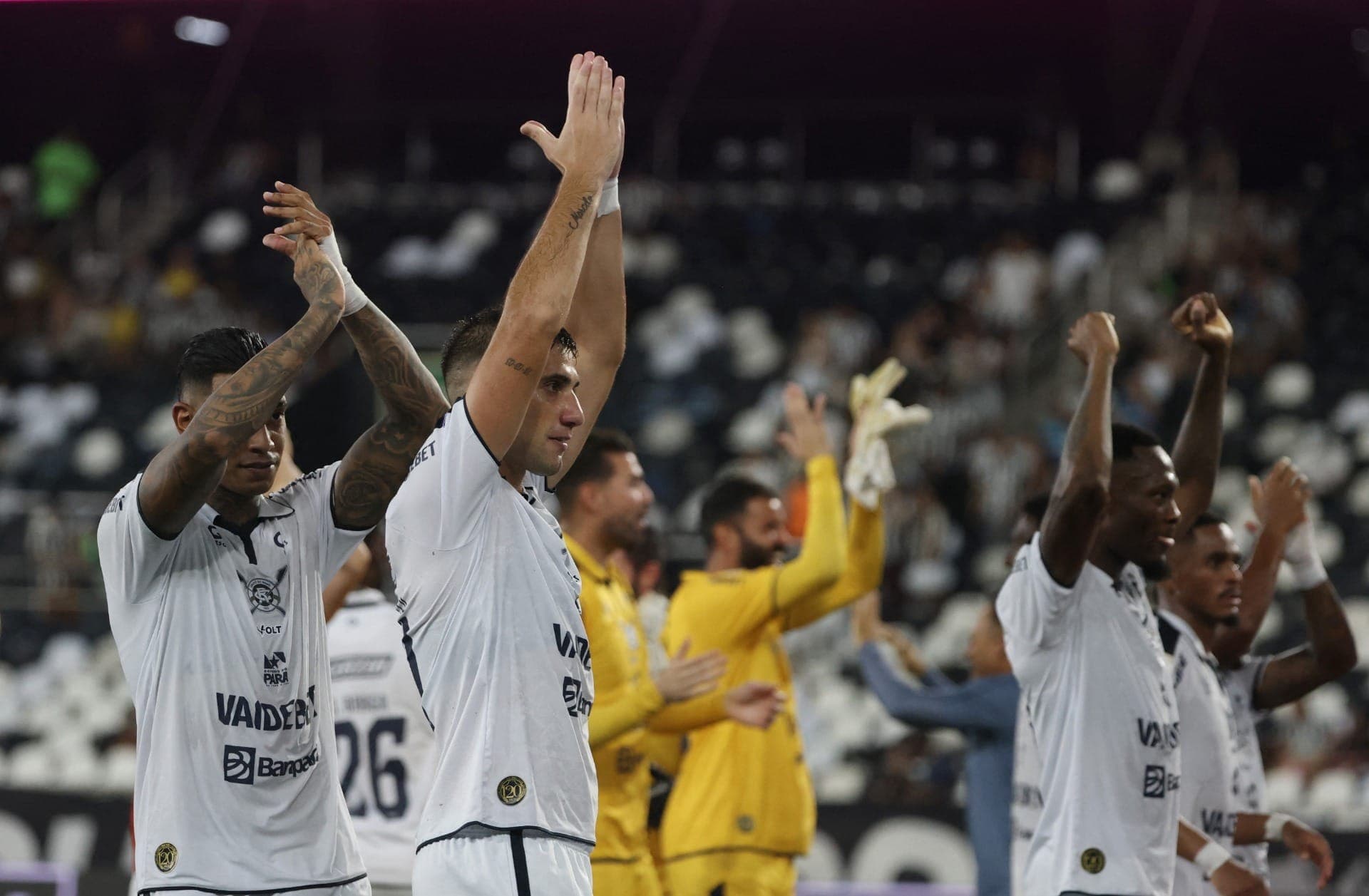 Remo comemora vitória sobre o Botafogo pelo Campeonato Brasileiro