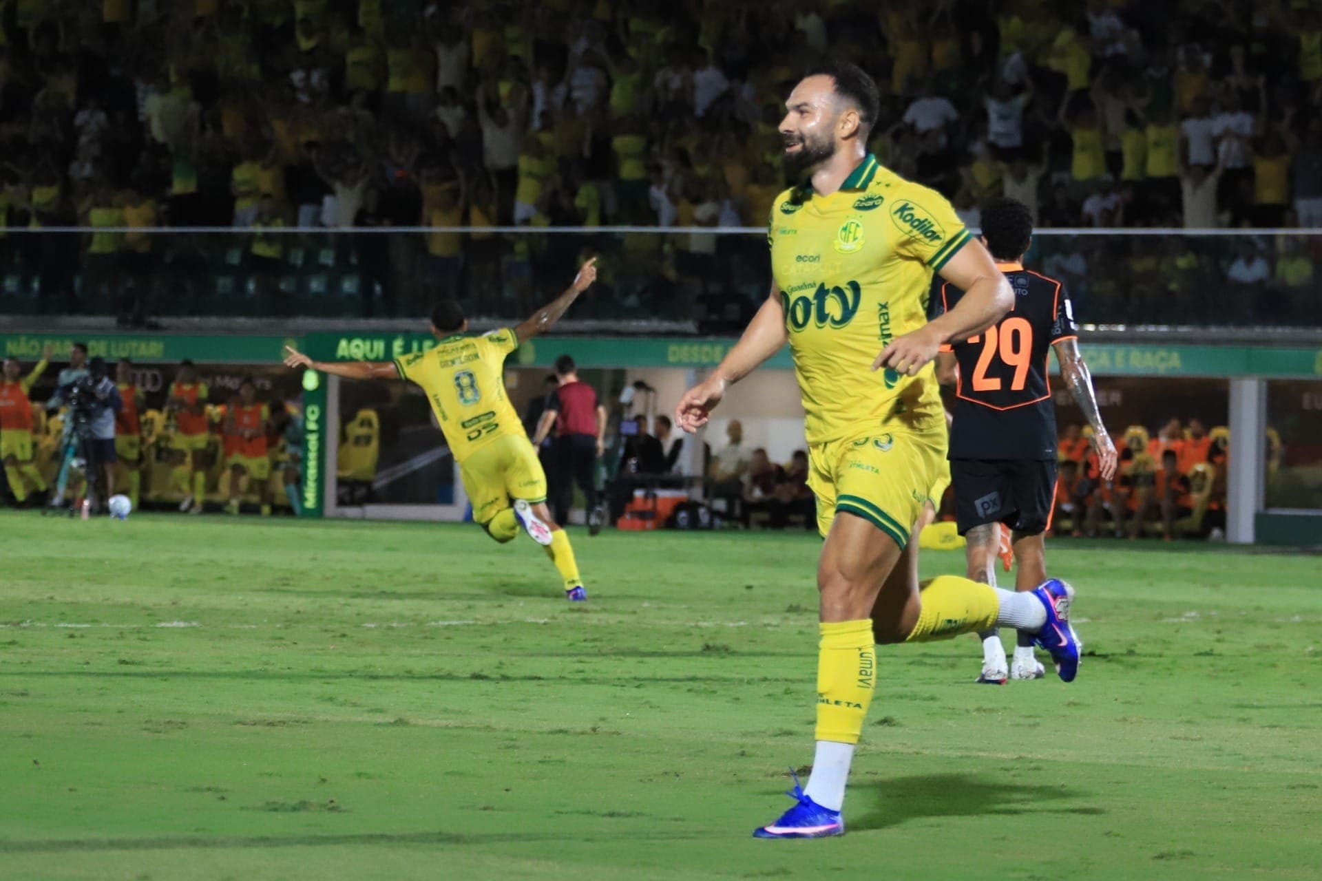 Edson Carioca, do Mirassol, comemora após marcar contra o Corinthians
