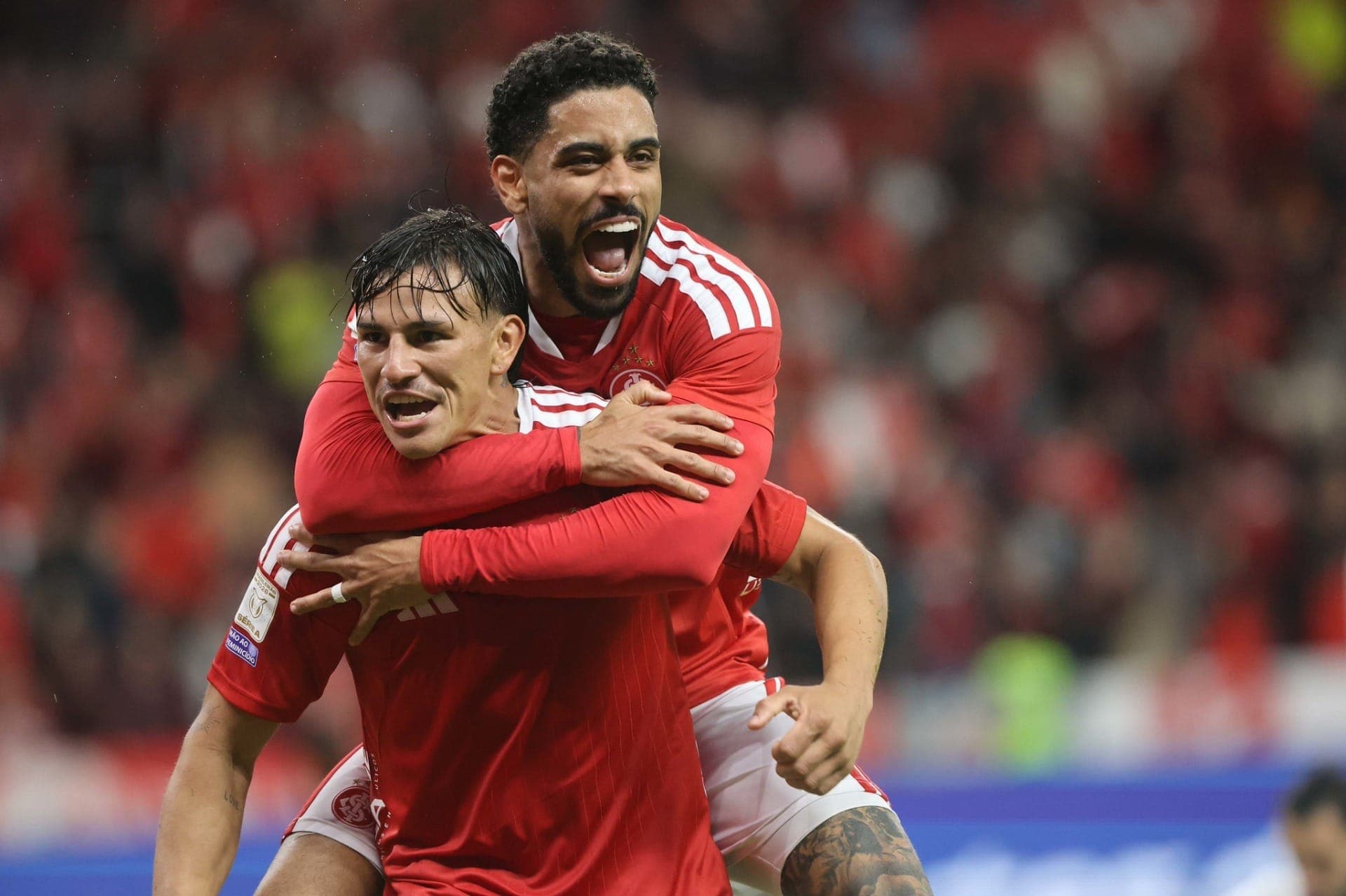 Internacional comemora vitória sobre o Fluminense, pelo Brasileirão
