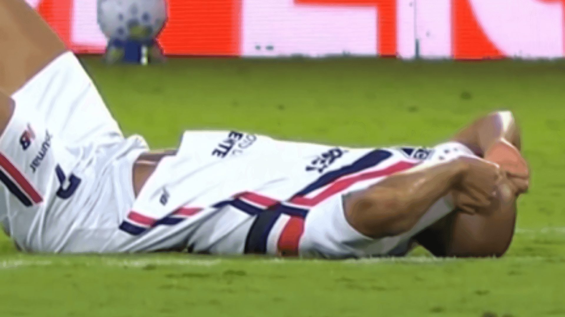 Lucas Moura sentiu o tornozelo e teve que ser retirado do gramado