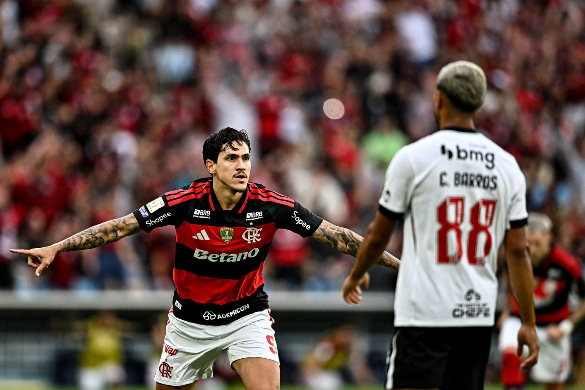 Pedro, atacante do Flamengo, comemora gol sobre o Vasco