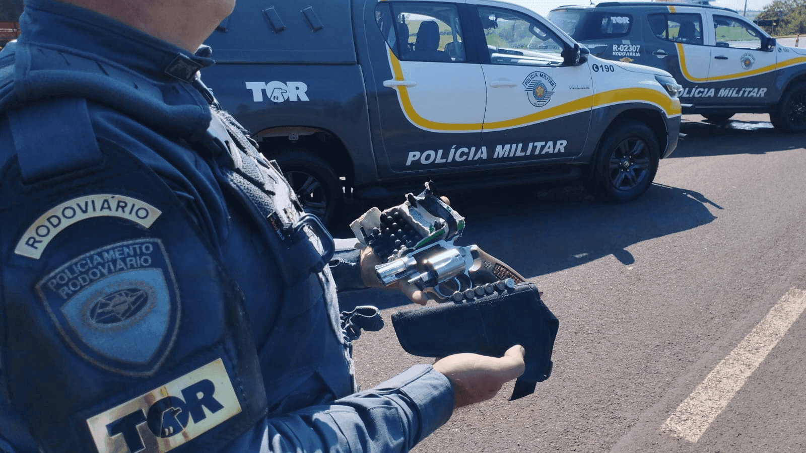 A arma e as munições estavam escondidas no interior de um carro