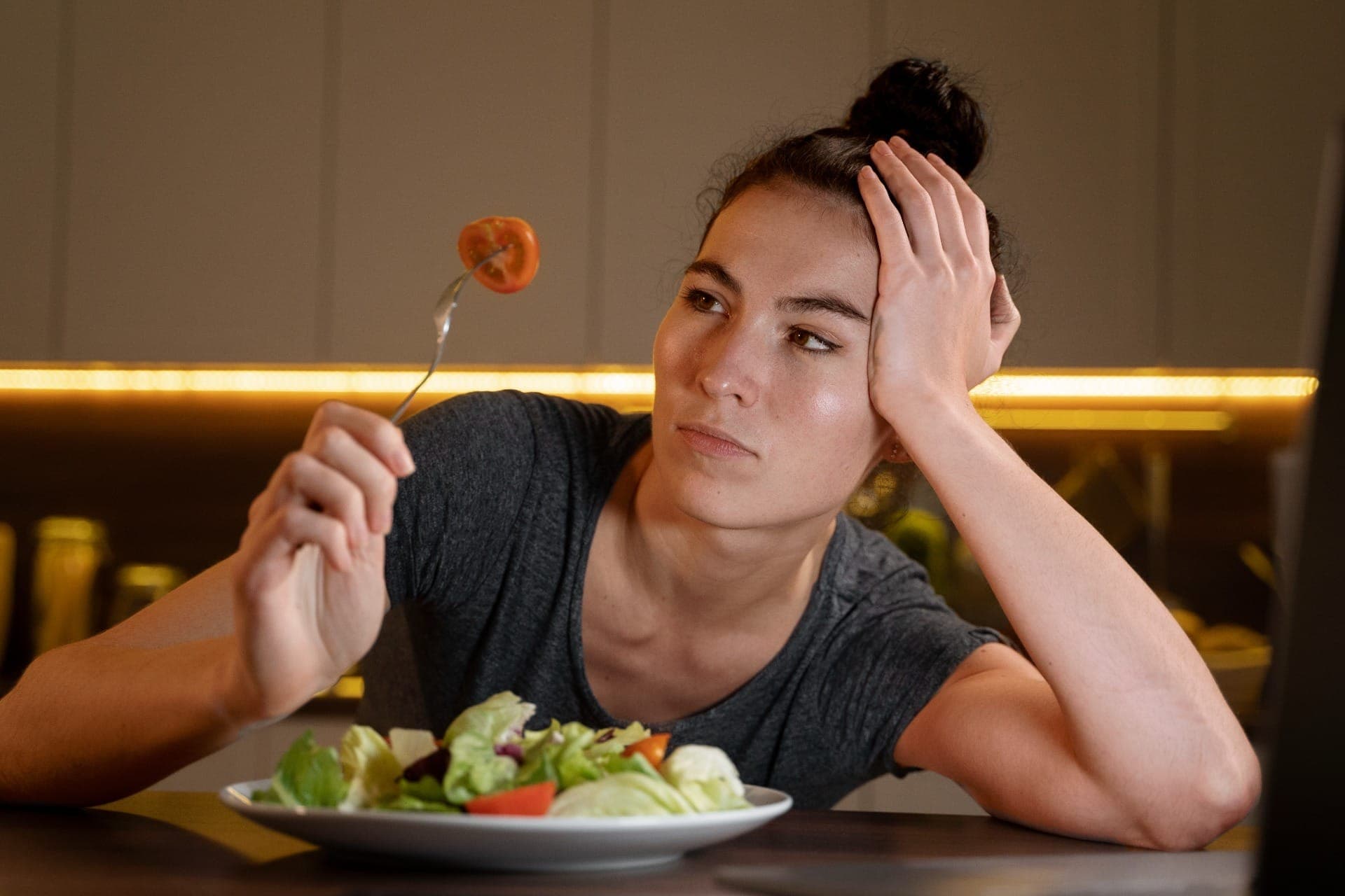Estudo mostra que a irritação por fome depende da percepção corporal e da interpretação do cérebro