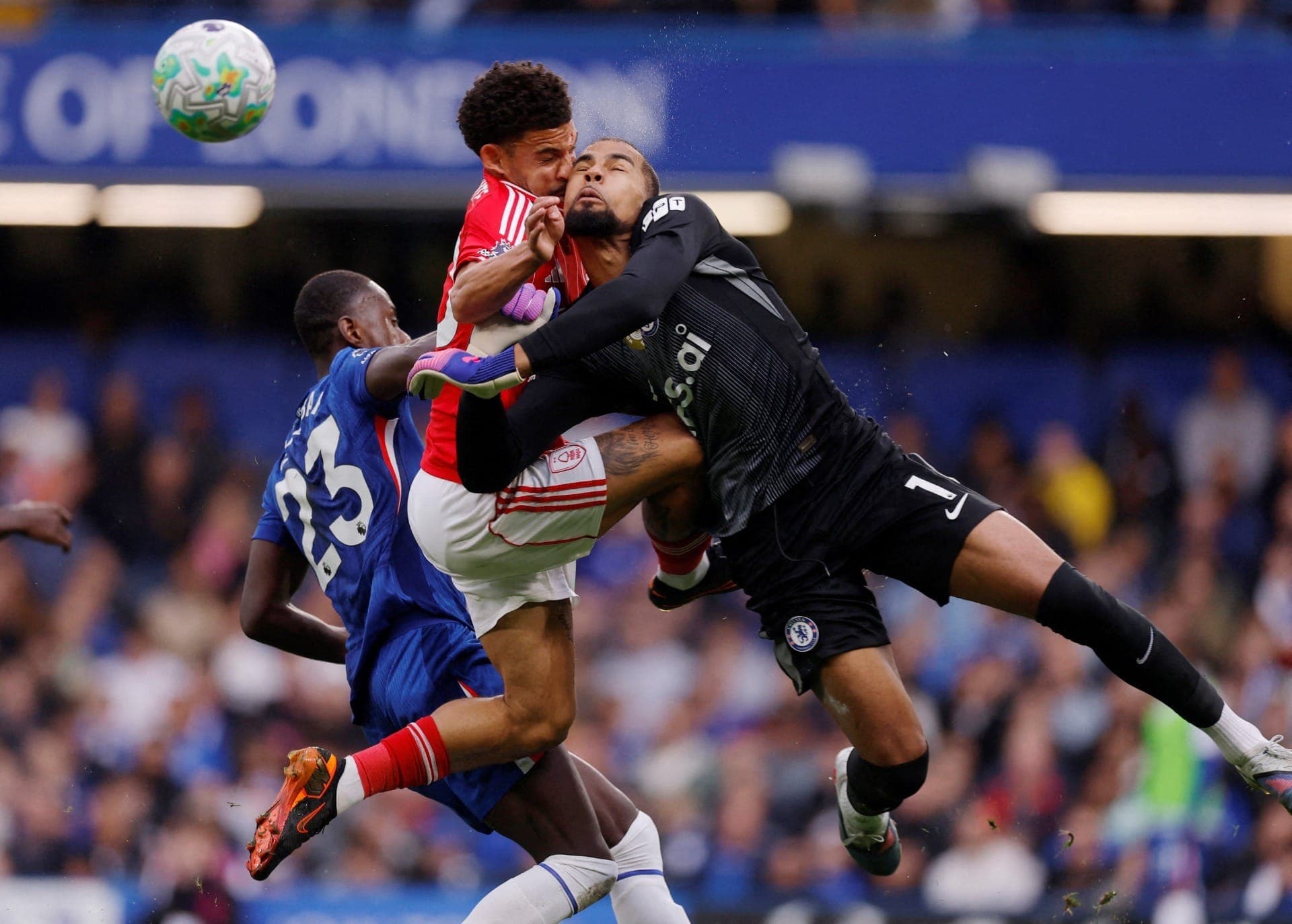 Morgan Gibbs-White, do Nottingham Forest, em ação contra Robert Sanchez, do Chelsea
