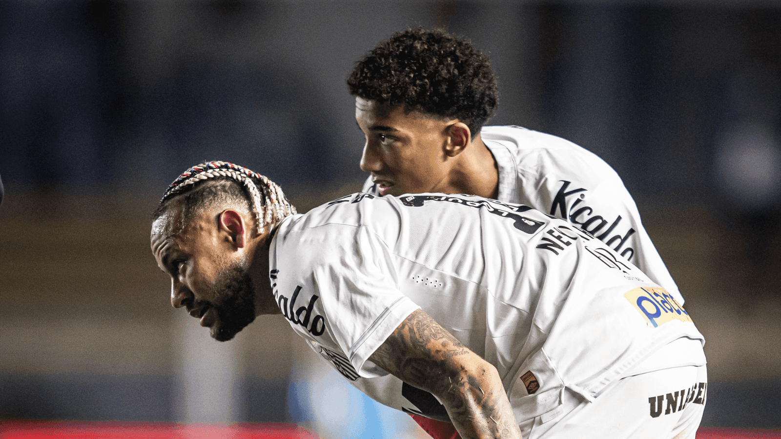Neymar e Robinho Jr em ação pelo Santos