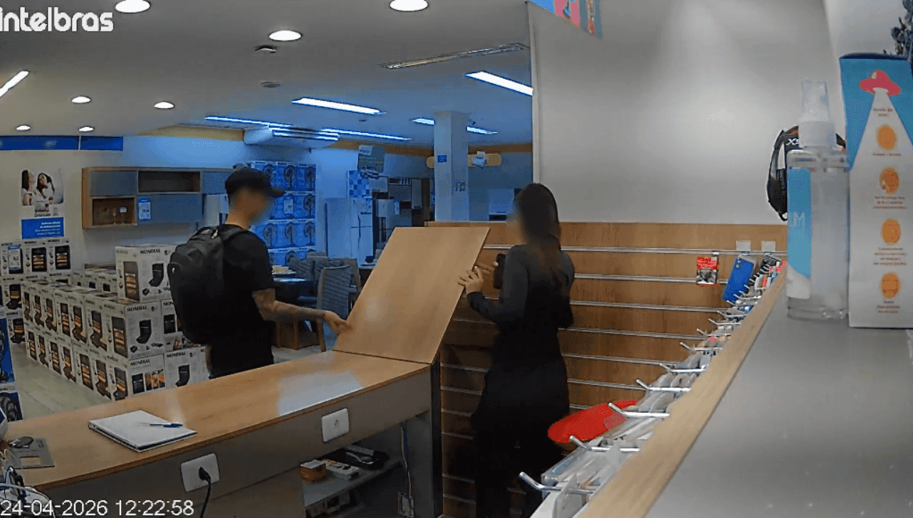 Câmeras de seguranças registraram o momento de uma das vítimas sendo abordada