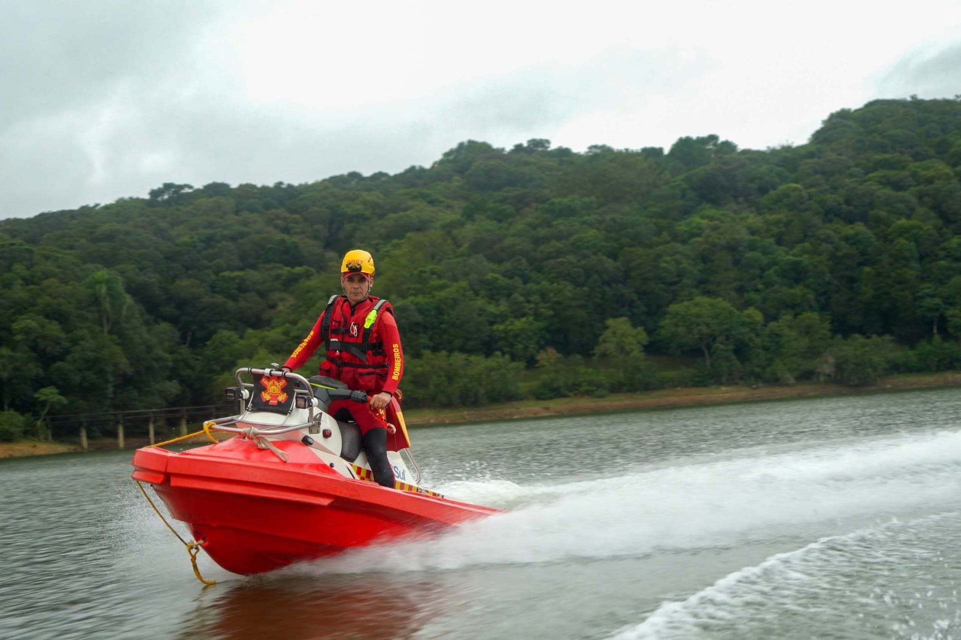 Inéditas no Brasil: Bombeiros passam a ter motoaquáticas de resgate em cenários extremos