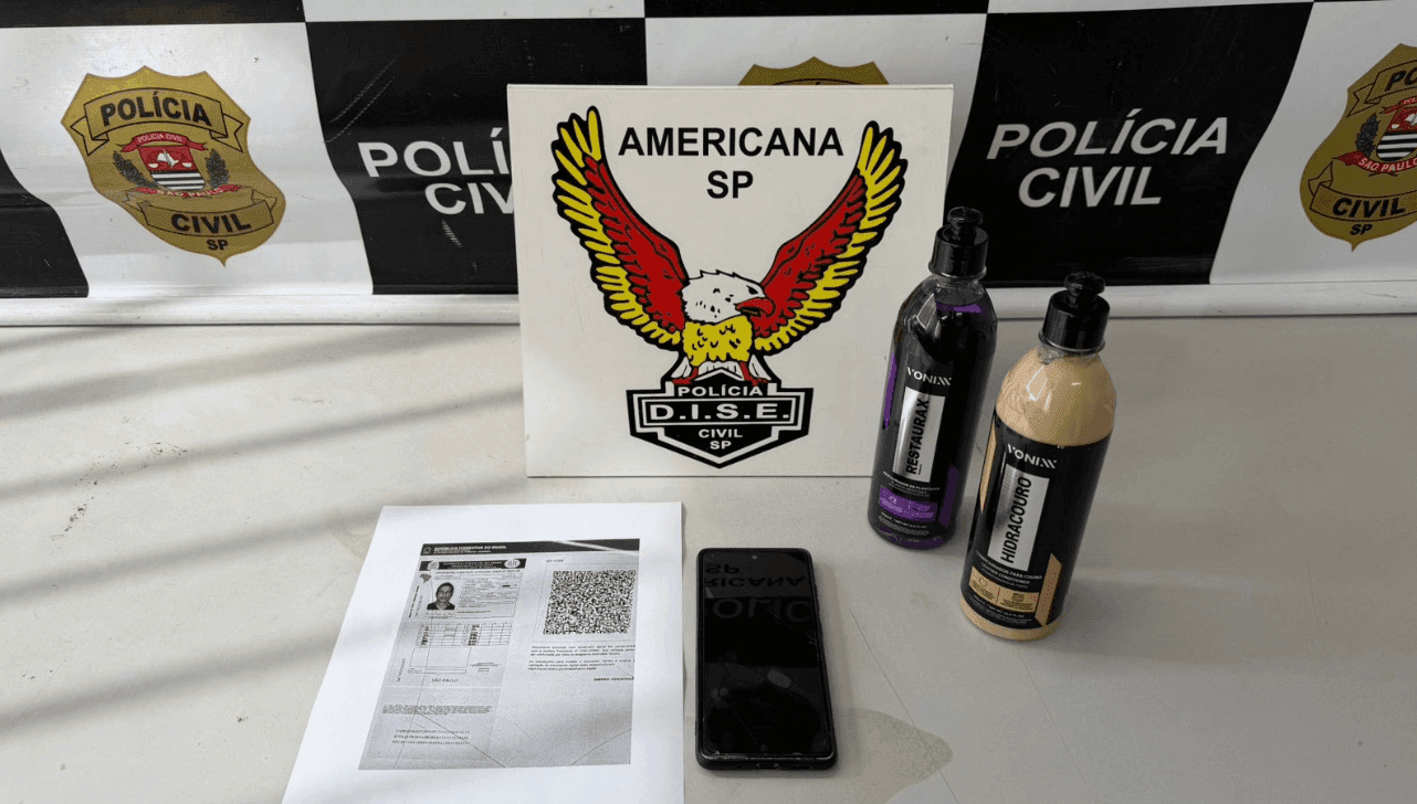 Itens apreendidos durante a Operação "ESPANHA": produtos automotivos e celular.