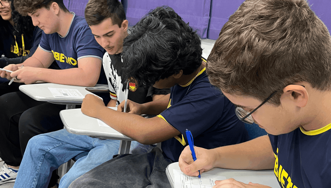 Aluanos estudando no Colégio Objetivo Campinas