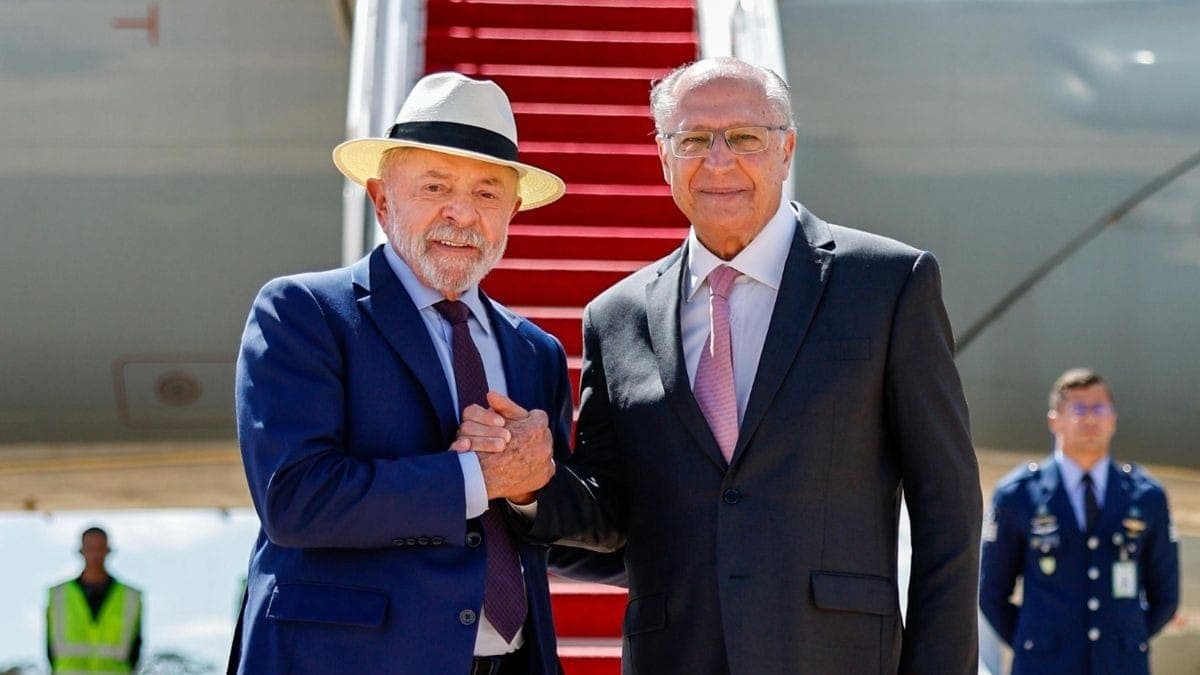 Lula ao lado do vice-presidente Geraldo Alckmin