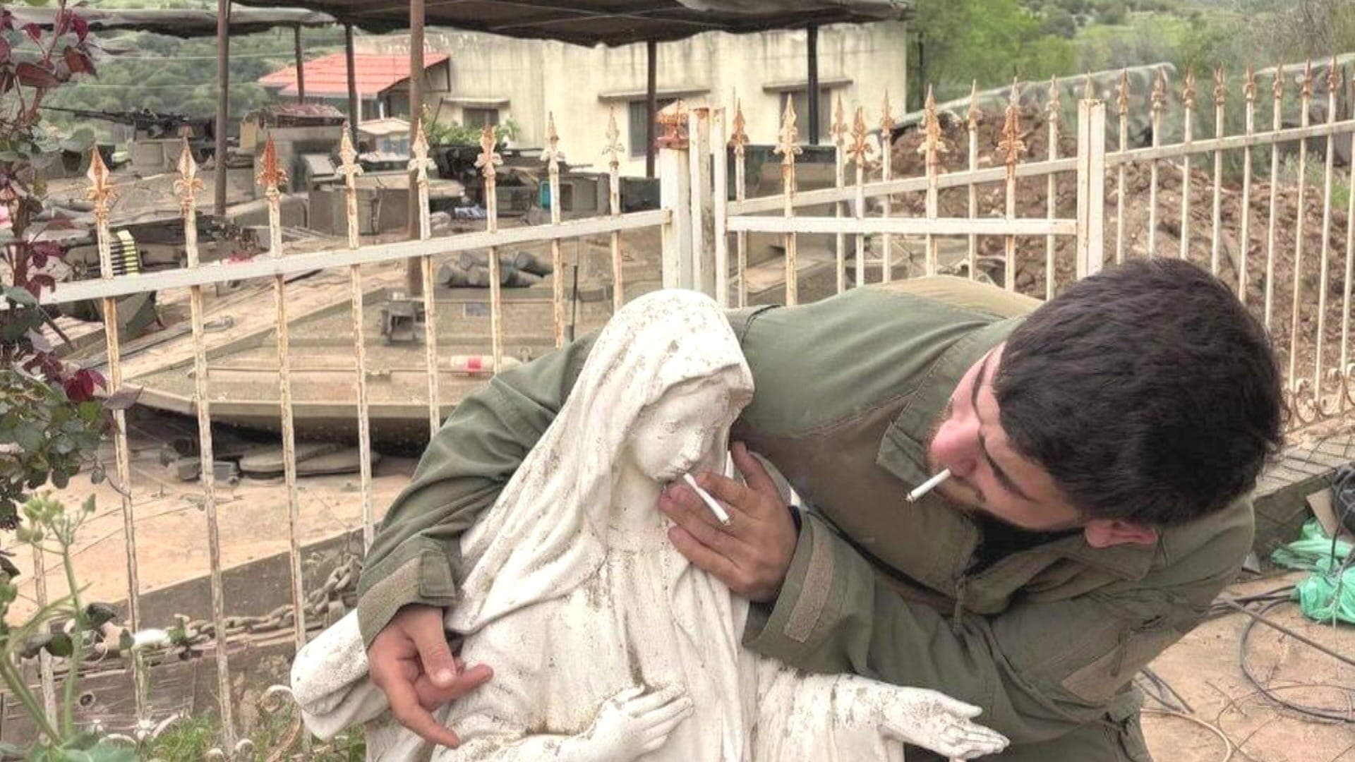 Soldado de Israel coloca cigarro na boca de estátua da Virgem Maria