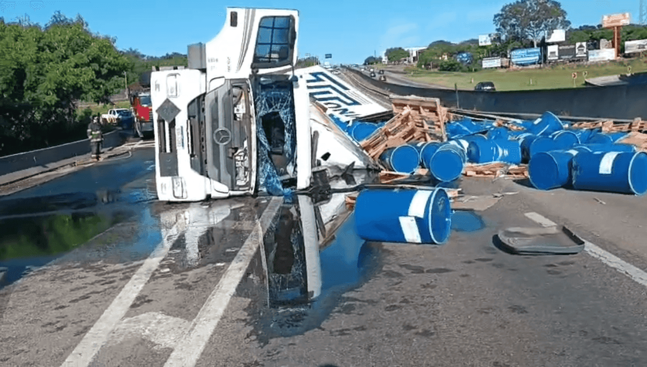 A carga do caminhão foi derramada na pista