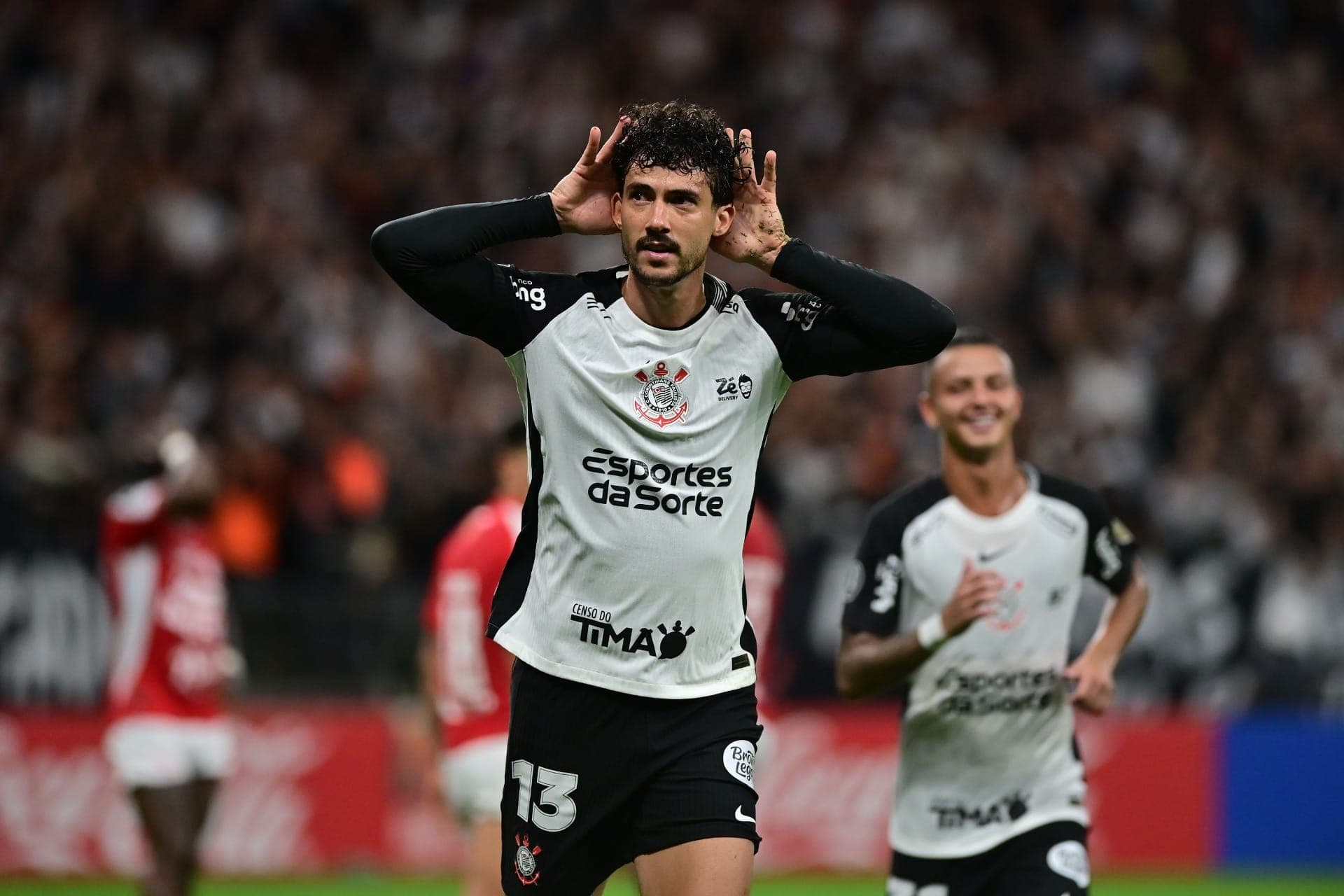 Gustavo Henrique, zagueiro do Corinthians, comemora gol sobre o Santa Fé pela Libertadores