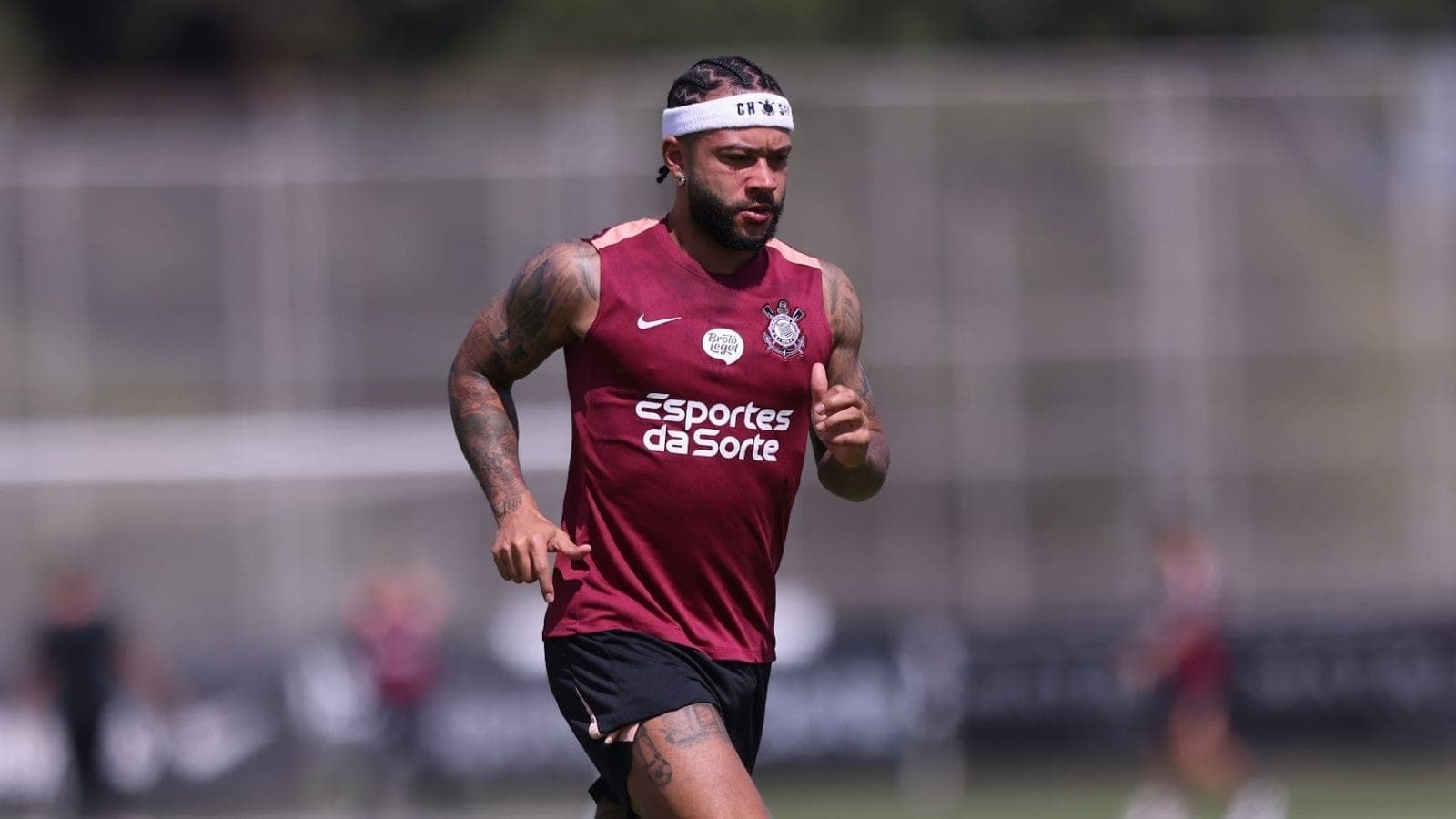 Memphis Depay em treino no Corinthians