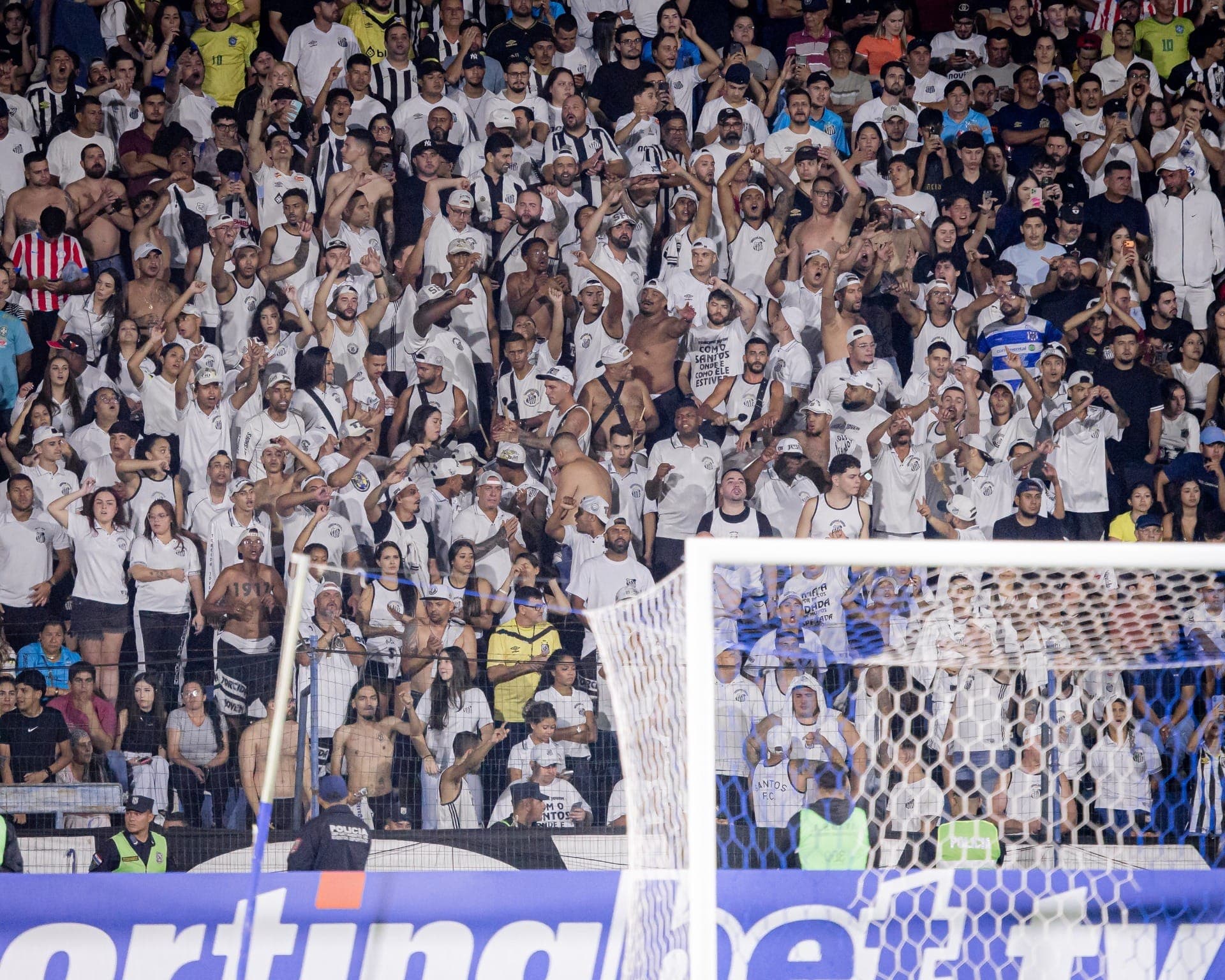 Torcida do Santos em jogo contra o Recoleta, no Paraguai