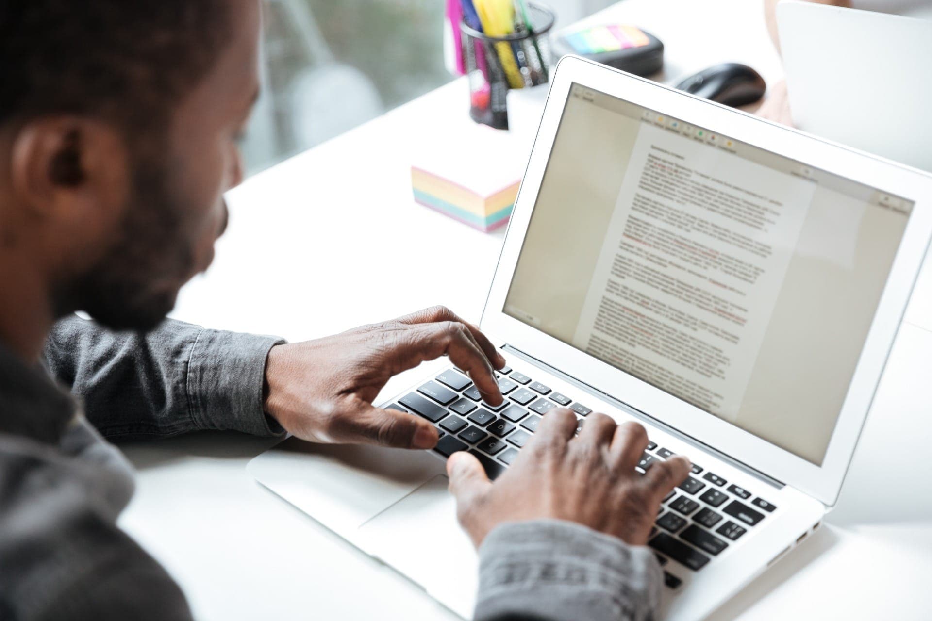 O treino constante ajuda a organizar melhor as ideias e estruturar o texto dentro do tempo da prova