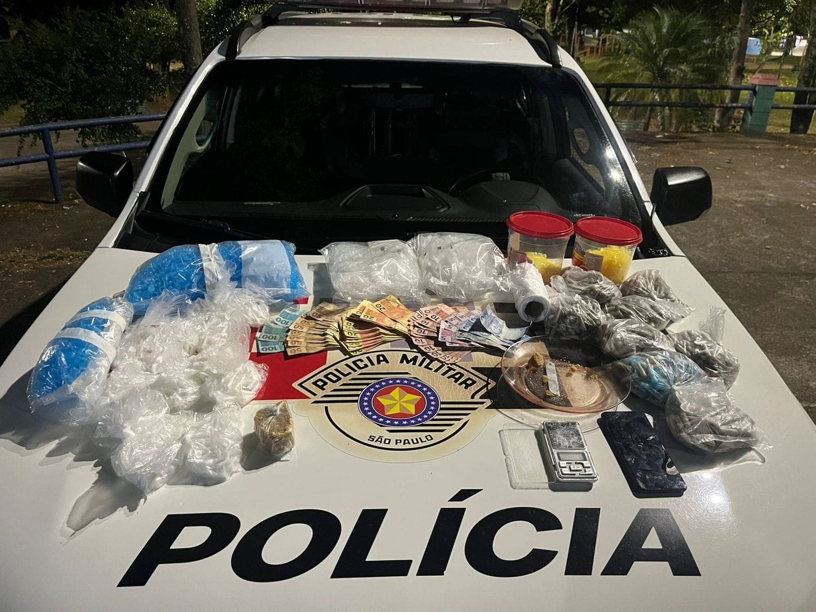 Caso aconteceu no bairro Novo Horizonte, na Zona Leste da cidade; drogas, dinheiro e materiais para embalo foram apreendidos