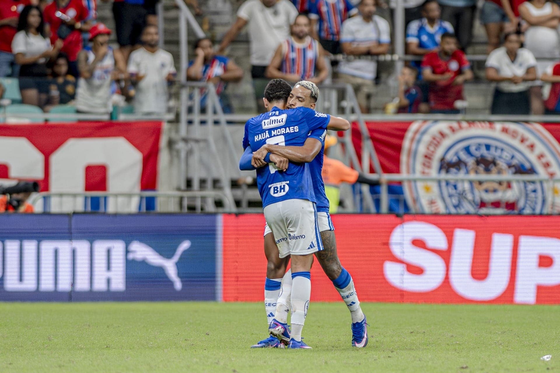 Kauã Moraes e Matheus Pereira comemoram vitória do Cruzeiro sobre o Bahia
