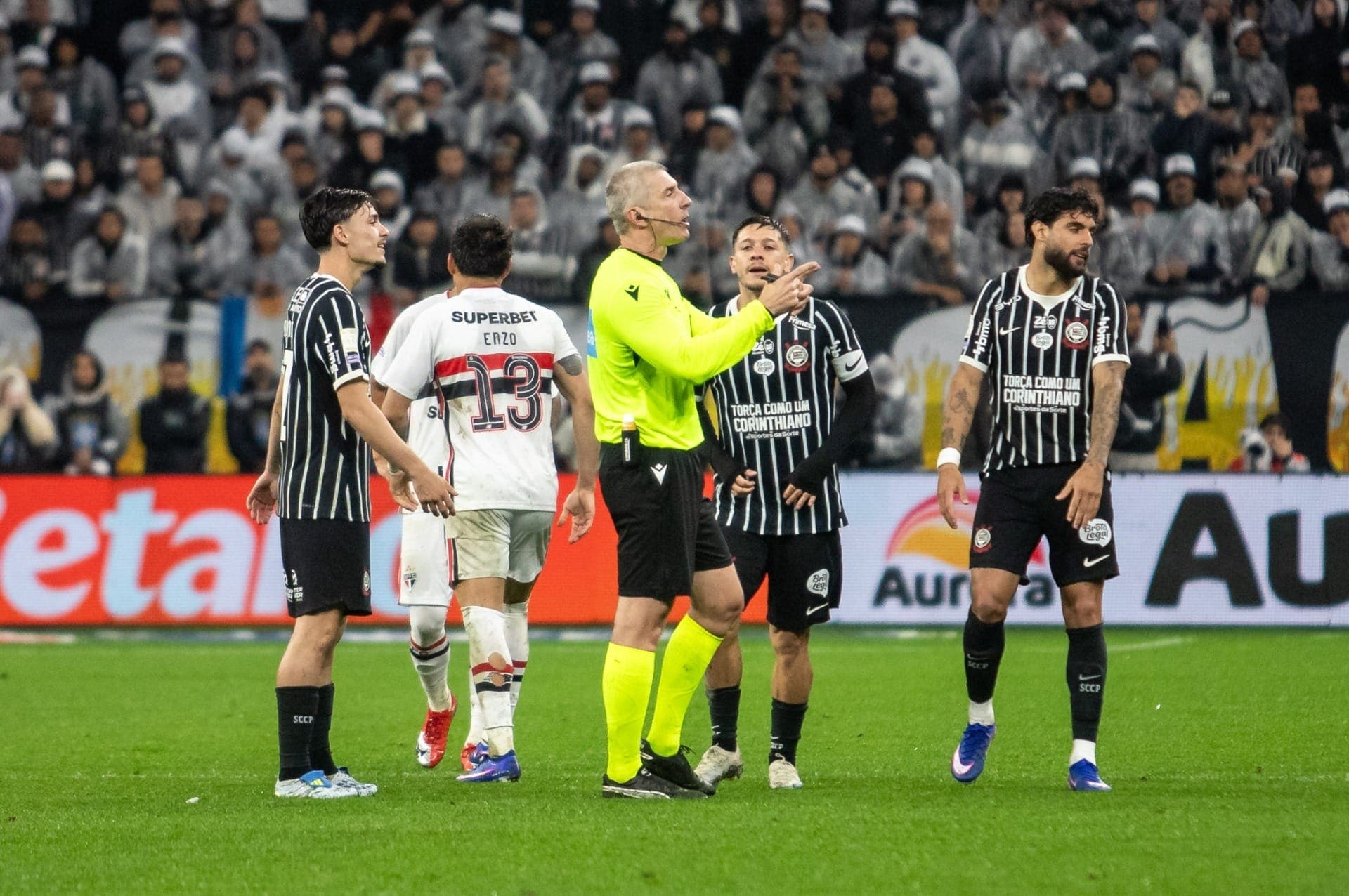 Corinthians e São Paulo durante clássico pelo Brasileirão