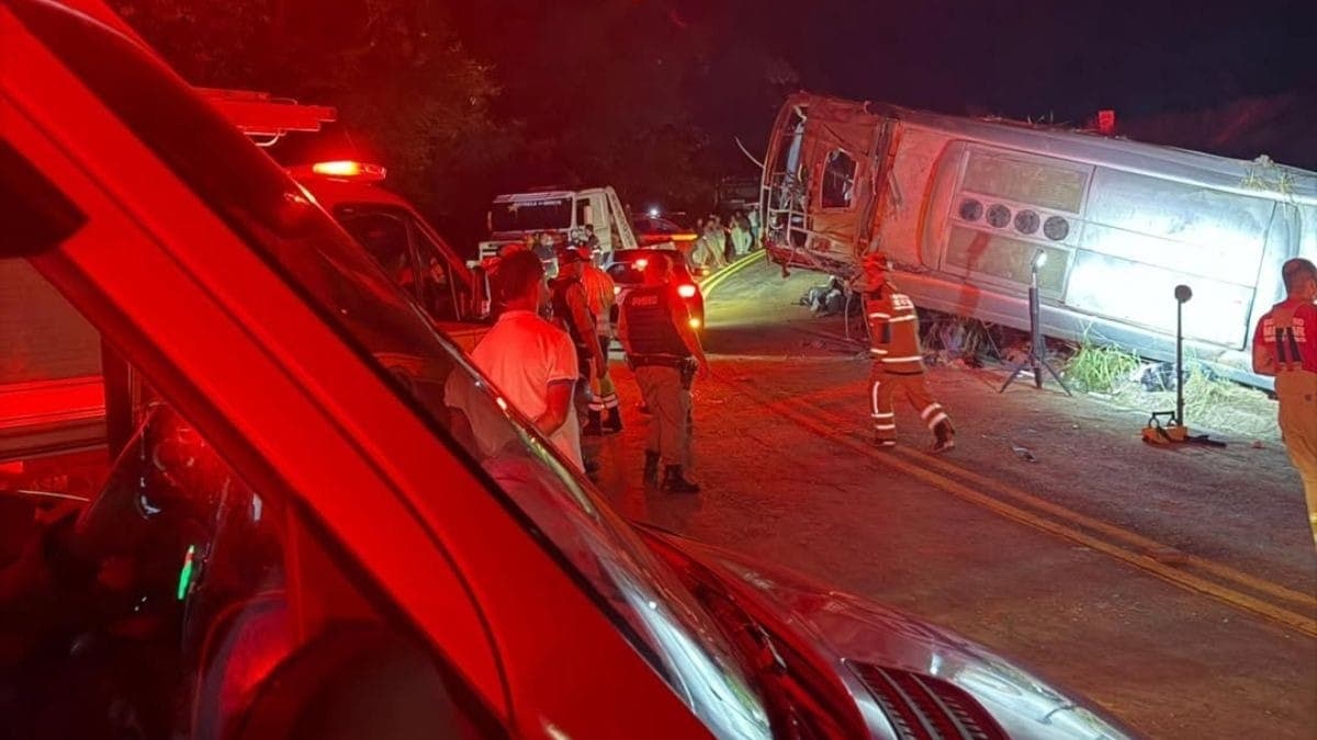 Ônibus tomba em Diamantina (MG)