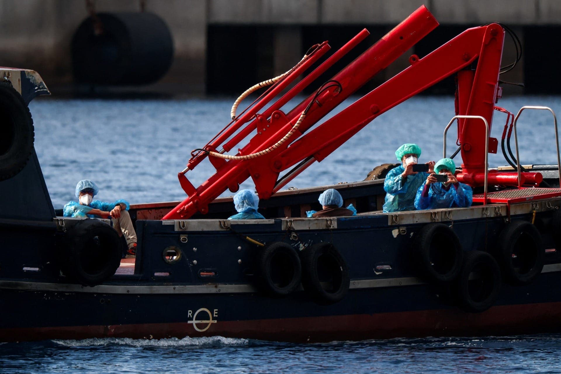 Pessoas do cruzeiro MV Hondius, afetado por um surto de hantavírus, são transferidas de barco para o porto após desembarque em Granadilla de Abona, em Tenerife, na Espanha