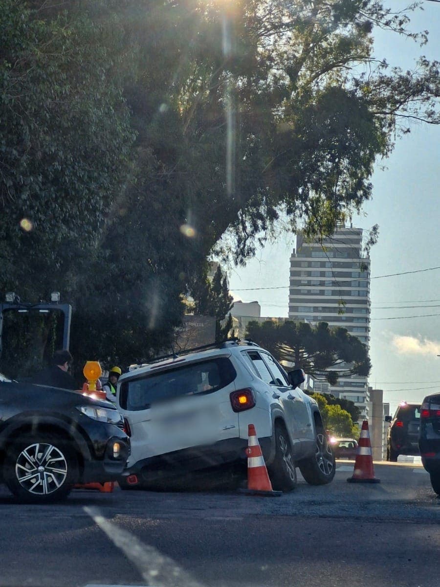 Motorista cai em desnível de pista em obra da prefeitura