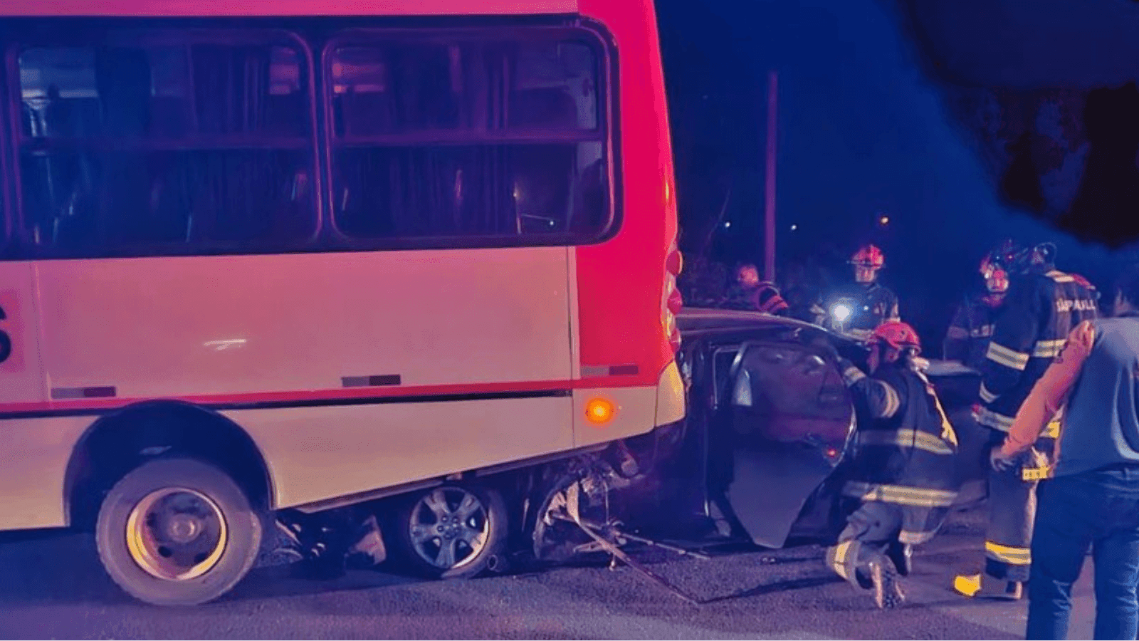 O motorista ficou preso nas ferragens e o veículo destruído
