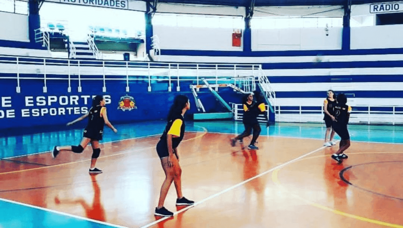 Pessoas jogando vôlei na Virada do Esporte