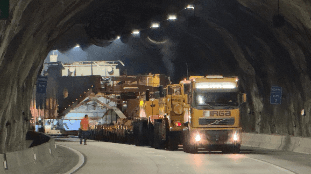 Rodovia dos Tamoios realiza operação para passagem de carga especial