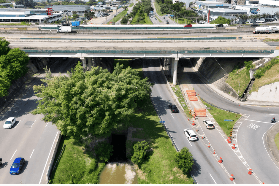 Interdição na Av. Jorge Zarur para operação sobre o Córrego do Vidoca